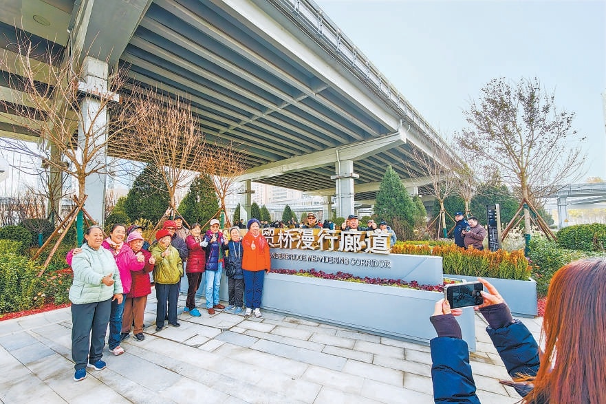 改造后，国贸桥桥下空间与周边环境有机衔接，构建精品绿化景观，打造多功能“漫行廊道”，拓展非机动车停车面积，缓解区域停车问题。