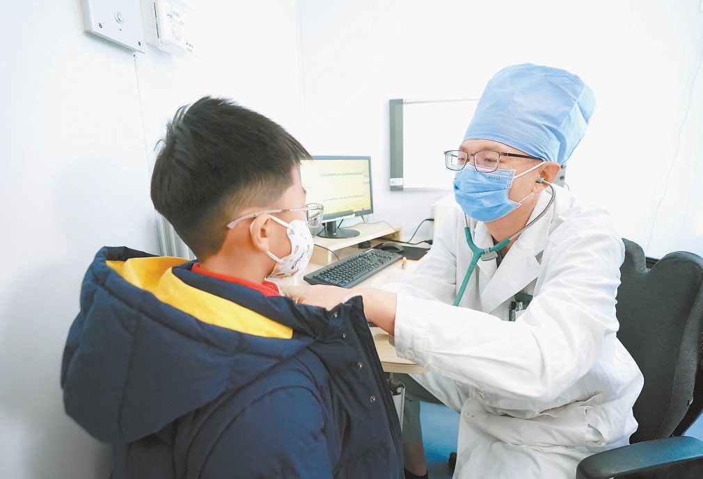 12月1日,在北京儿童医院发热咳嗽门诊,医生正在为患儿进行检查。 12月1日,在北京儿童医院发热咳嗽门诊,医生正在为患儿进行检查。