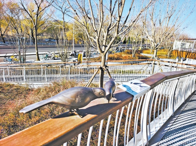 绿色廊道扶手上的“铜雀”装置很吸睛。