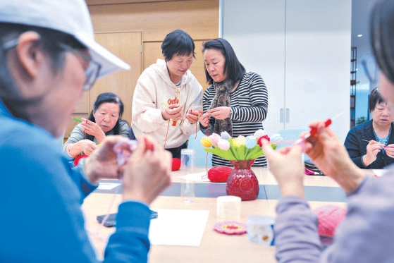 12月9日,老年大学校园开放周毛线编织公开课上,老师教授钩针编织技法。 12月9日,老年大学校园开放周毛线编织公开课上,老师教授钩针编织技法。