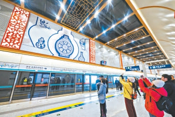 17号线潘家园西站融入青花瓷、古画等传统纹样,呼应站点周边文化氛围。 17号线潘家园西站融入青花瓷、古画等传统纹样,呼应站点周边文化氛围。