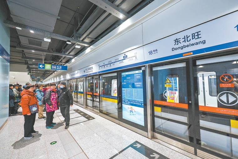 18号线各站的站台门旁安装了综合信息屏。 18号线各站的站台门旁安装了综合信息屏。