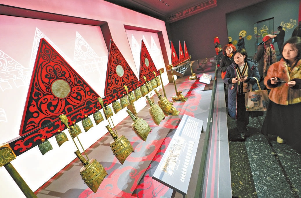 参观预展的游客观赏刘贺墓出土的礼乐文物。 参观预展的游客观赏刘贺墓出土的礼乐文物。