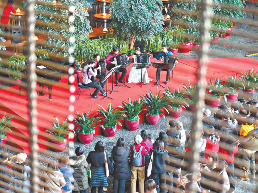 观众欣赏在国家大剧院公共空间内上演的各类演出。