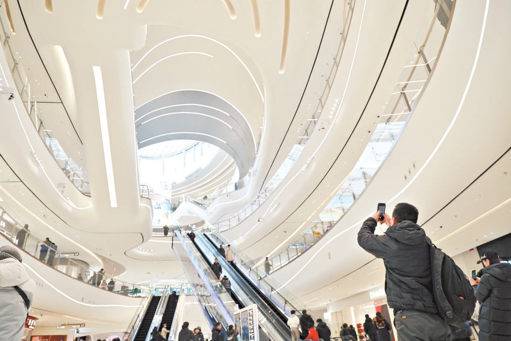 湾里王府井试营业后的首个周末，迎来大批顾客。