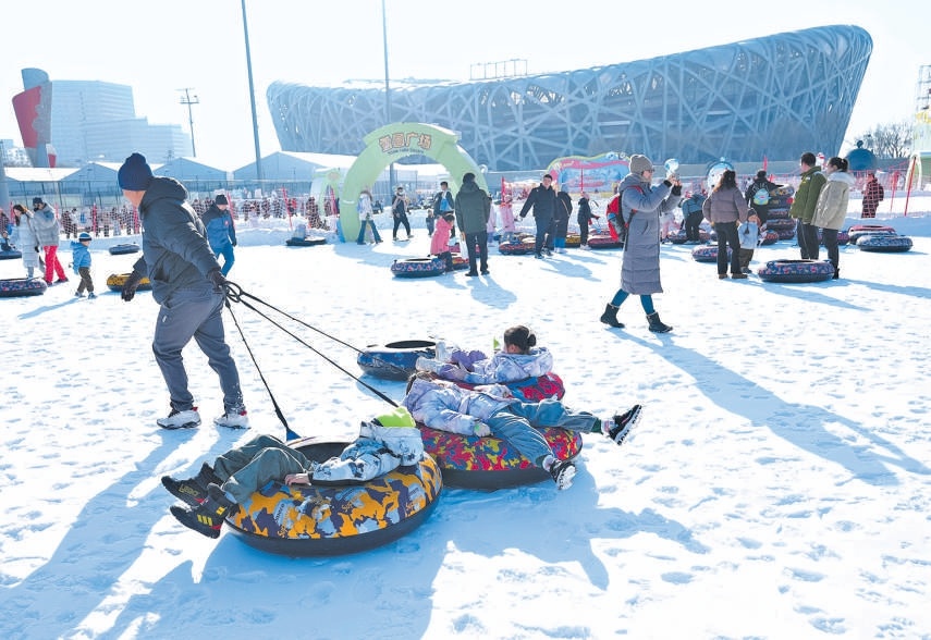 12月27日，第十五届鸟巢欢乐冰雪季在国家体育场开启，打造了“纯雪畅玩区”与“潮玩体验区”双主题区域，融合“一票畅玩”“多龄段适配”等亮点，呈现一场全民冰雪盛宴。