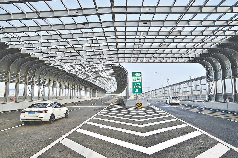 12月28日中午，京密高速新国展段天北路至安华街主路正式通车，从顺义新国展最快可实现8分钟进五环、11分钟达四环。