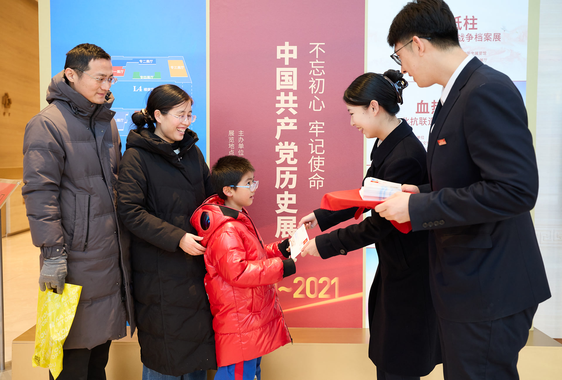 工作人员为观众送上新年祝福