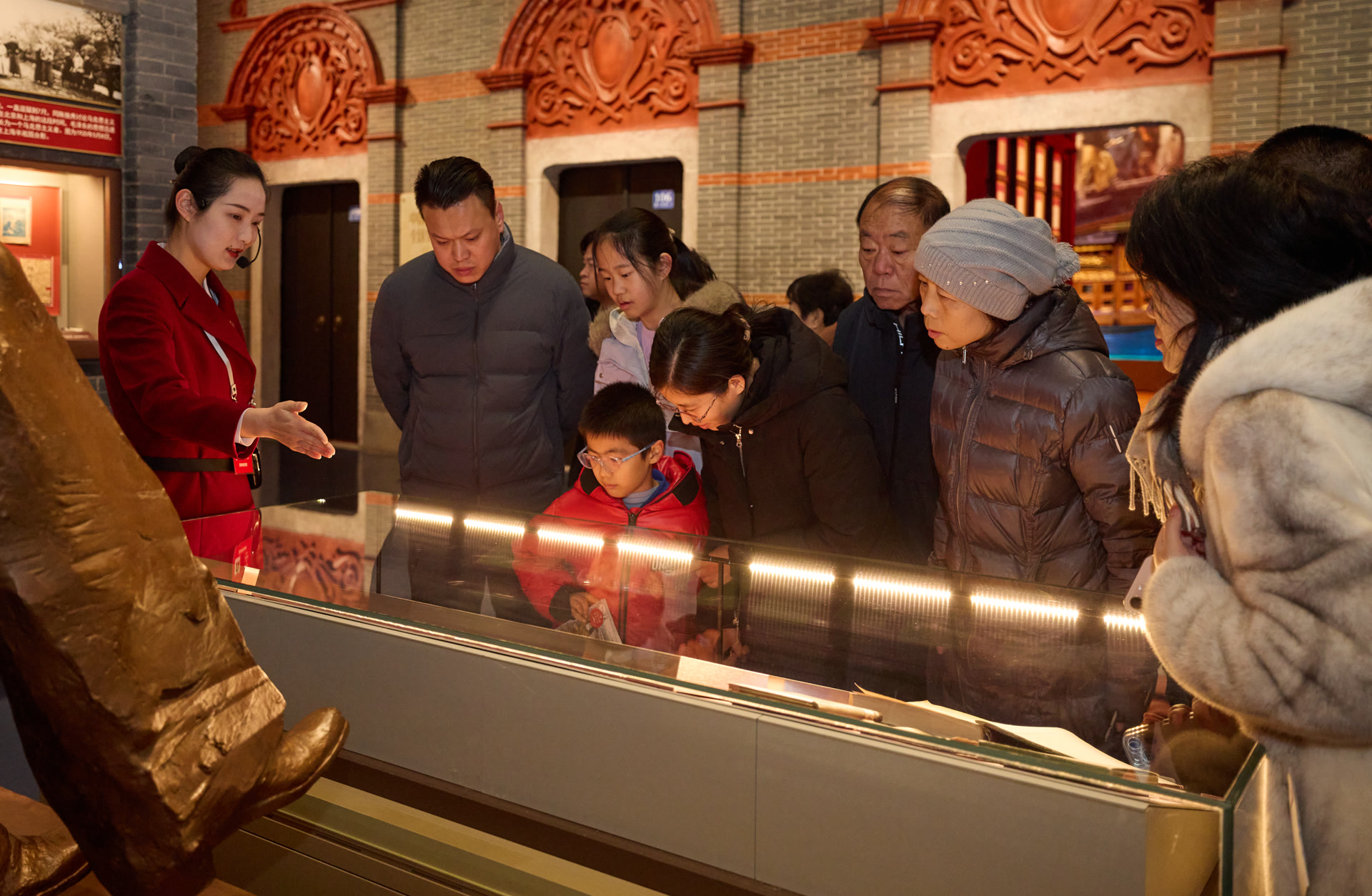 讲解员为观众解读展品