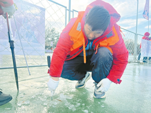 公园工作人员测量冰层厚度。