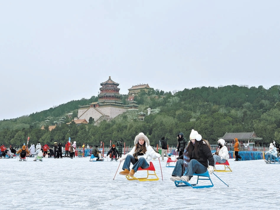 昨天，颐和园昆明湖冰场向市民开放，色彩明快的冰车与冰上自行车在冰面上往来穿梭，为静谧的古典园林增添了生机盎然的冬日活力。