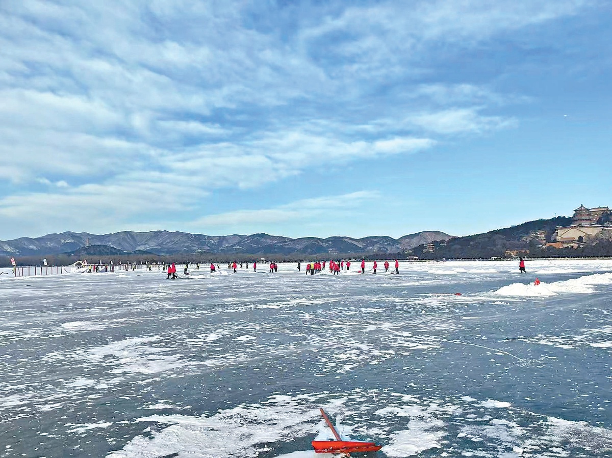 颐和园工作人员紧锣密鼓清理昆明湖冰场积雪。