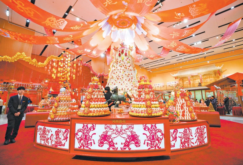 4.5米高的花馍“大鼓枣山”亮相中国非遗馆。