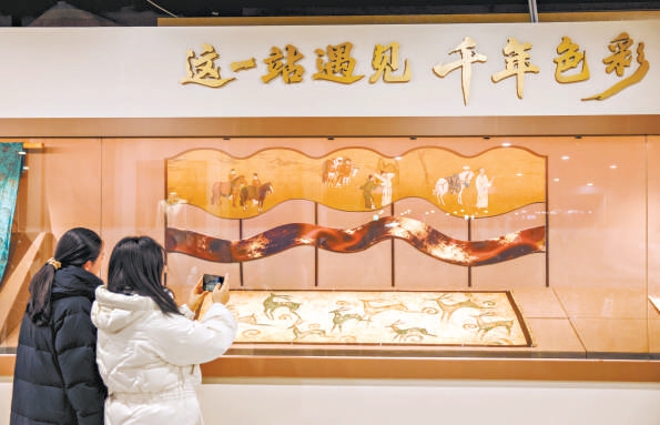 昨天，中国传统色彩展亮相国图站。