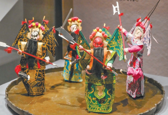 展览中的北京鬃人“三英战吕布”。