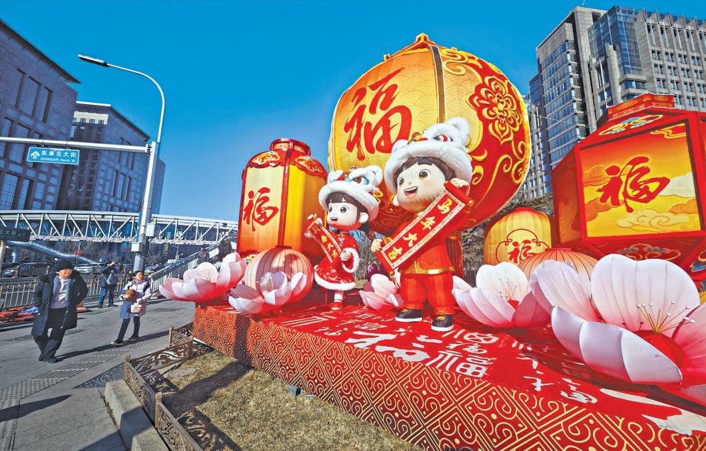 新春临近，长安街核心路段年味渐浓。东单路口景观小品以“福”字灯笼为核心元素，串联传统民俗与时代精神，为市民游客献上沉浸式节庆视觉盛宴。