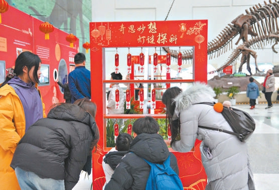 观众在展览现场参与体验活动。（