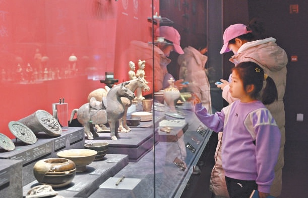 观众在中国考古博物馆寻访2月上新的陶马。 观众在中国考古博物馆寻访2月上新的陶马。