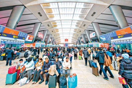 2月15日，北京南站迎来春运客流高峰，候车大厅里人头攒动。