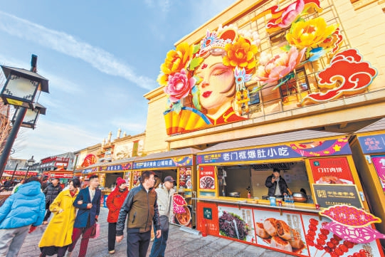 文艺演出、美食市集、传统游戏等活动为市民游客奉上新春文化和美食盛宴。 文艺演出、美食市集、传统游戏等活动为市民游客奉上新春文化和美食盛宴。