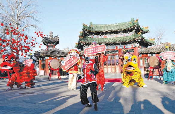 大年初一上午，第四十届龙潭春节文化庙会热闹开启。园区融入京味年俗、非遗艺术、国潮与科技装饰，年味与潮流相映成趣。