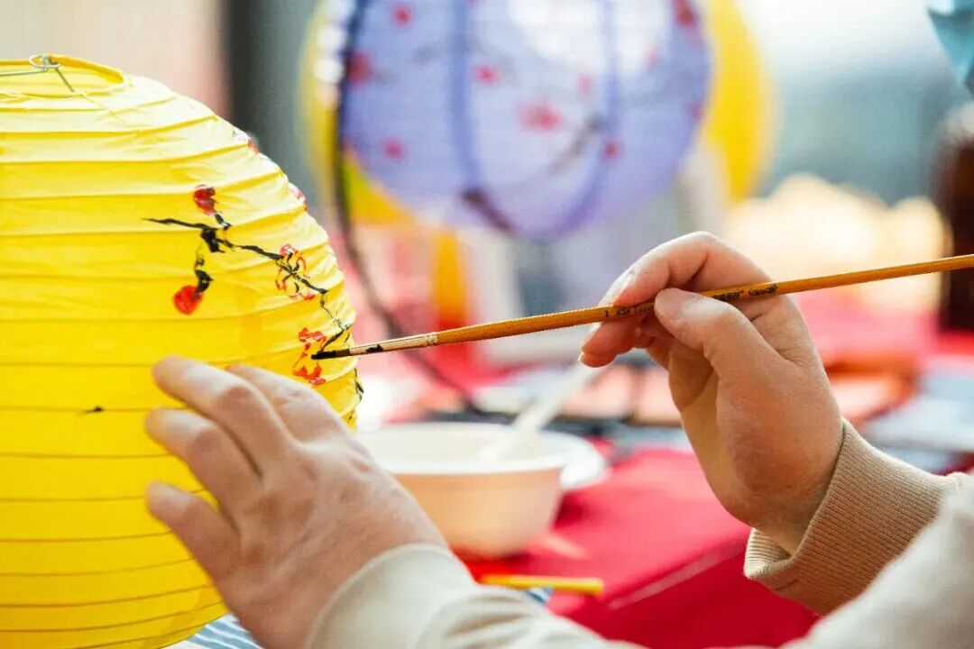 白天逛庙会 夜晚赏“极光”!凉水河畔年味满满 白天逛庙会 夜晚赏“极光”!凉水河畔年味满满