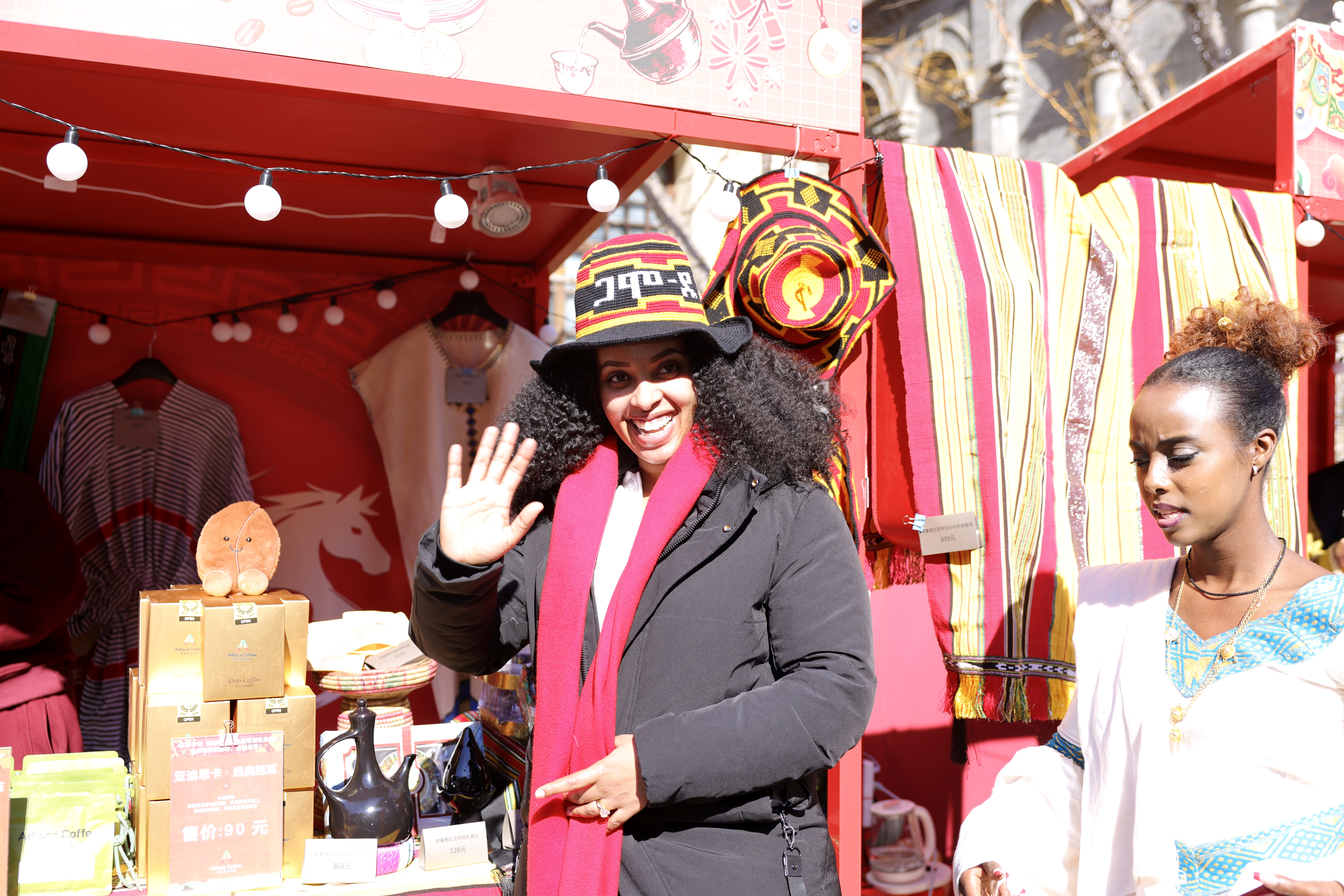 北京坊新春国际非遗市集开市 市民游客打卡环球年味