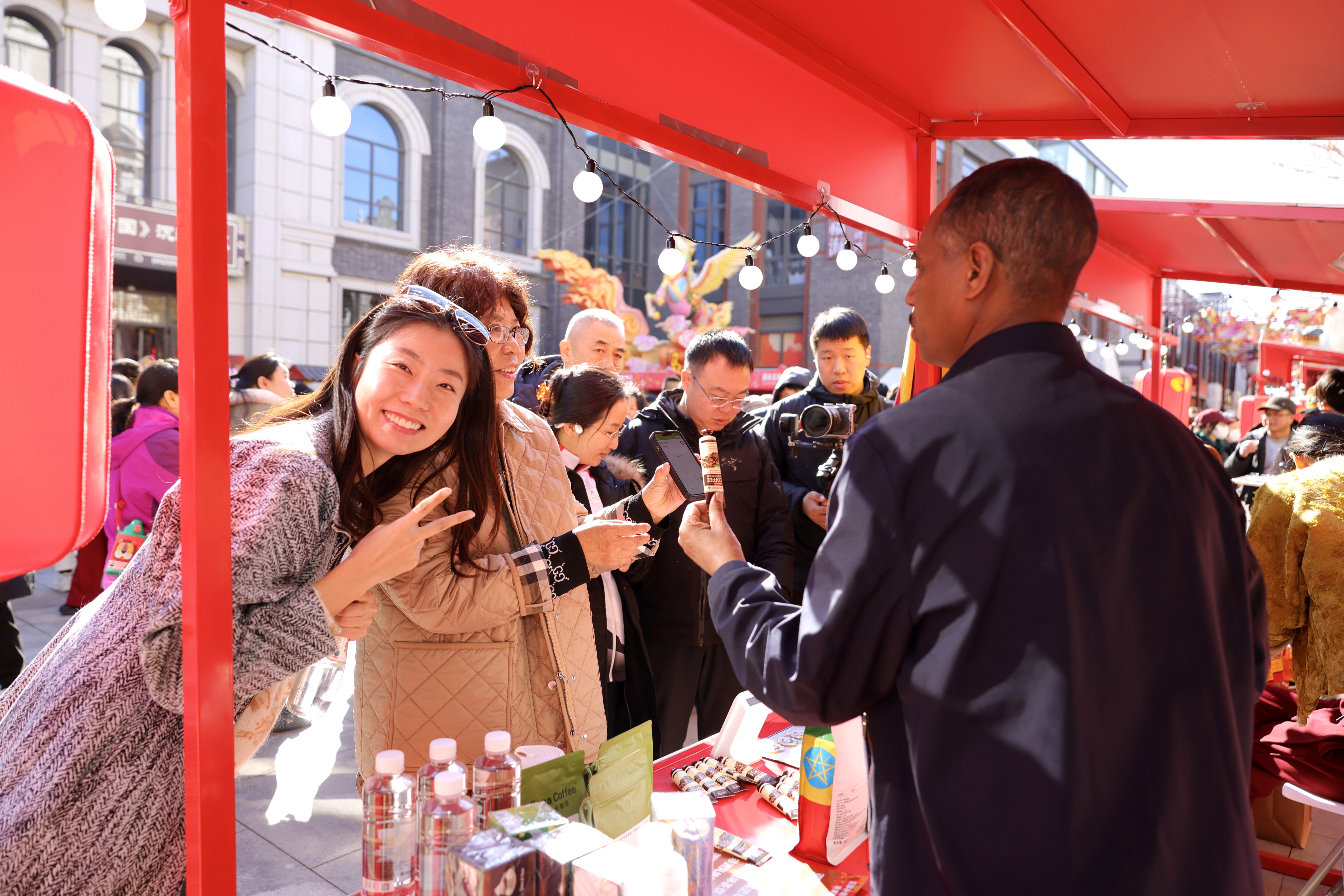 北京坊新春国际非遗市集开市 市民游客打卡环球年味