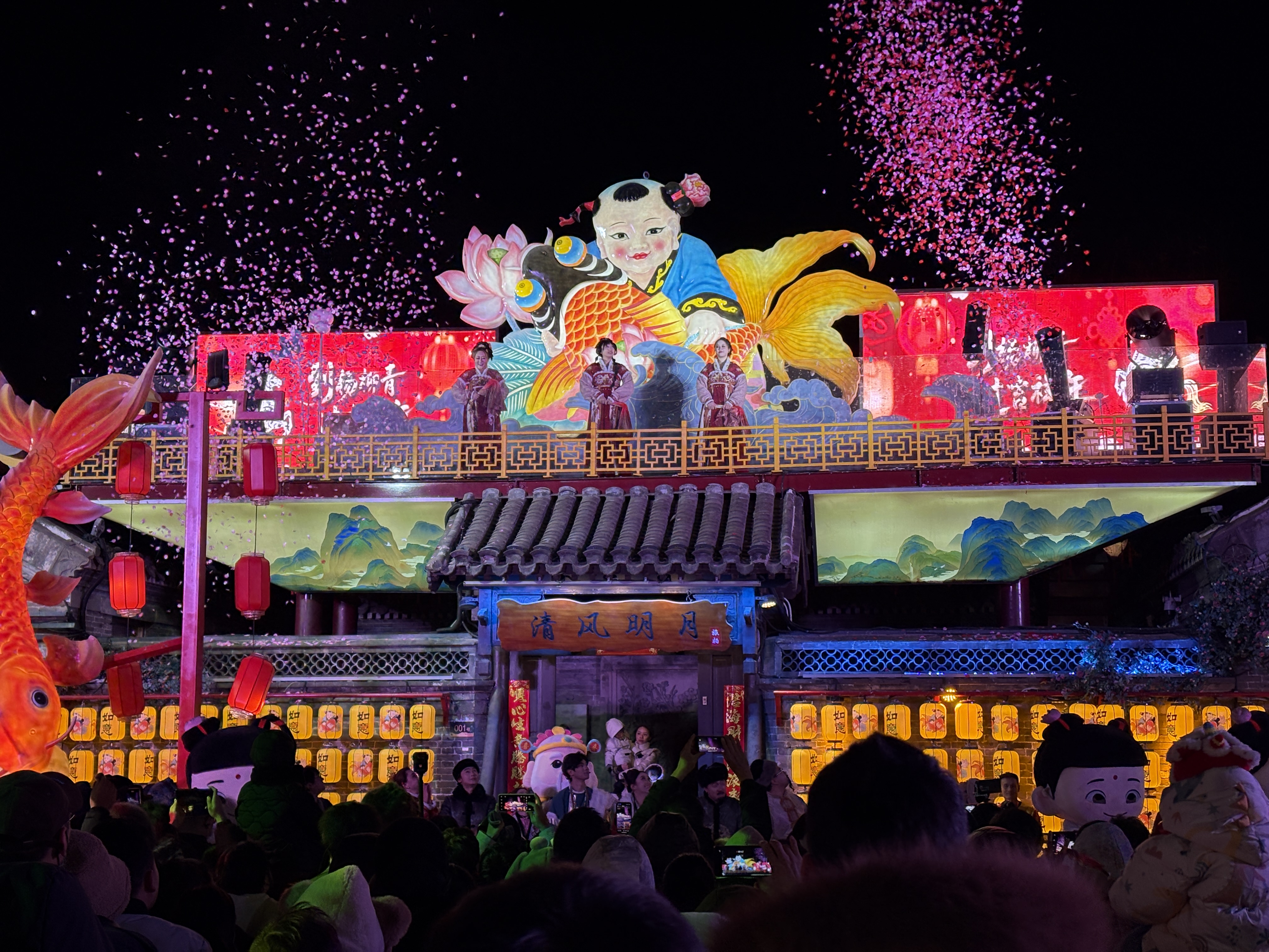 杨柳青木版年画最具代表性的艺术形象“娃娃抱鱼”,在古镇上随处可见。 杨柳青木版年画最具代表性的艺术形象“娃娃抱鱼”,在古镇上随处可见。