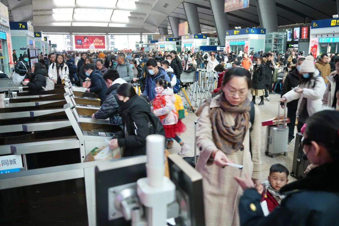 今日预计74万人次乘火车抵京！9条地铁成环组网延长运营 机场、火车站网约车优先派单
