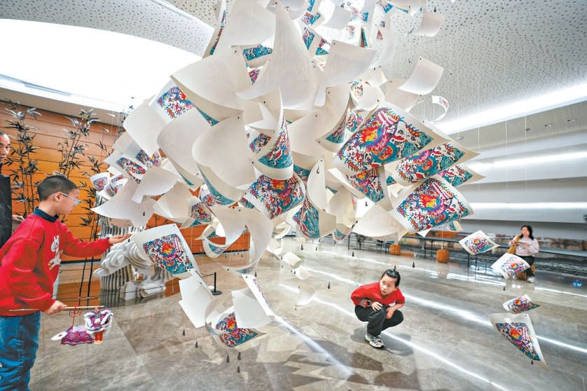 在北京城市图书馆“春风马蹄·集”春节非遗市集，小读者近距离感受非遗魅力。