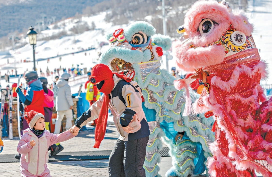崇礼区太舞滑雪场的舞狮活动营造出浓浓年味。