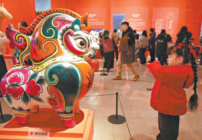 春节假期，中国非遗馆内非遗项目集中展示，市民一次看个够。