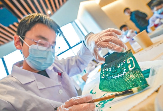 昨天，在北京大运河博物馆，青少年在文保中心工作人员的指导下体验青铜修复技艺，学习传统做旧工艺与文物预防性保护知识。