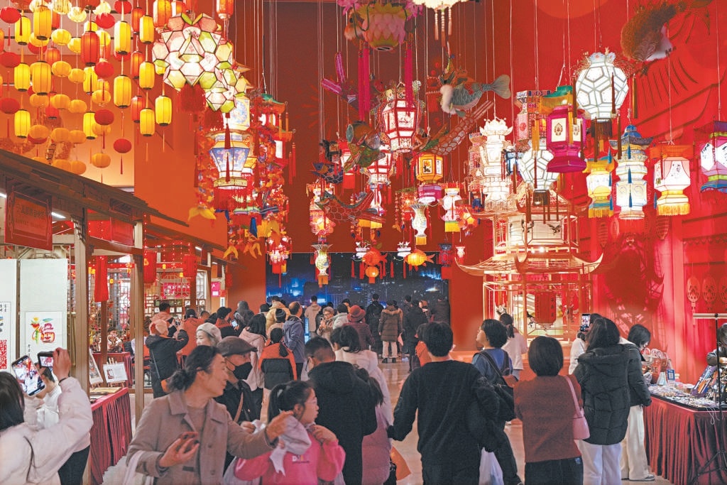 中国工艺美术馆中国非物质文化遗产馆展出各地非遗花灯。