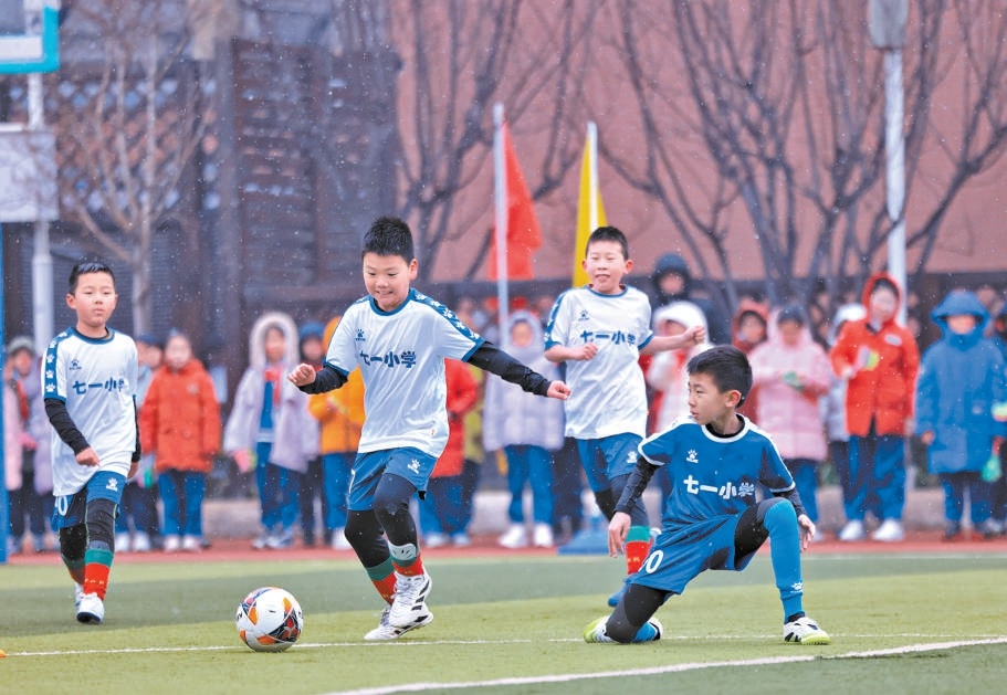 3月2日，海淀区七一小学的操场上，班级足球联赛拉开帷幕。