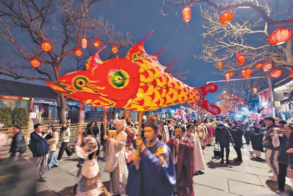 市民游客循着鱼灯光影畅游宛平城。