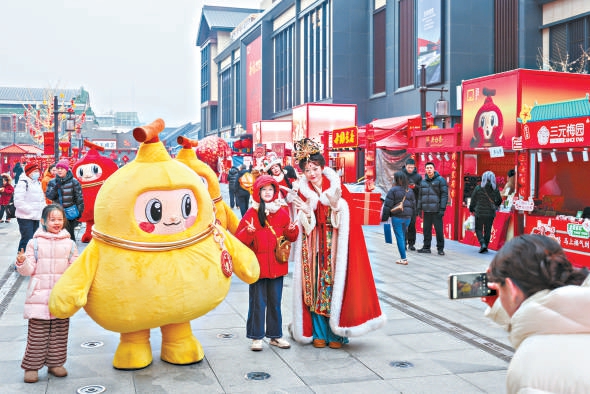 授牌仪式上，人偶和NPC与游客热情互动。