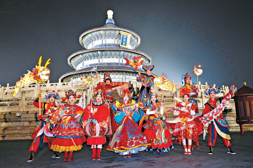 元宵夜，融入九种非遗元素的《非遗灯韵》展演在祈年殿下精彩亮相。