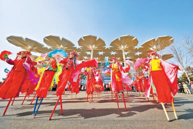昨天，在北京世园公园，延庆花会队伍带来高跷、旱船等民俗节目。