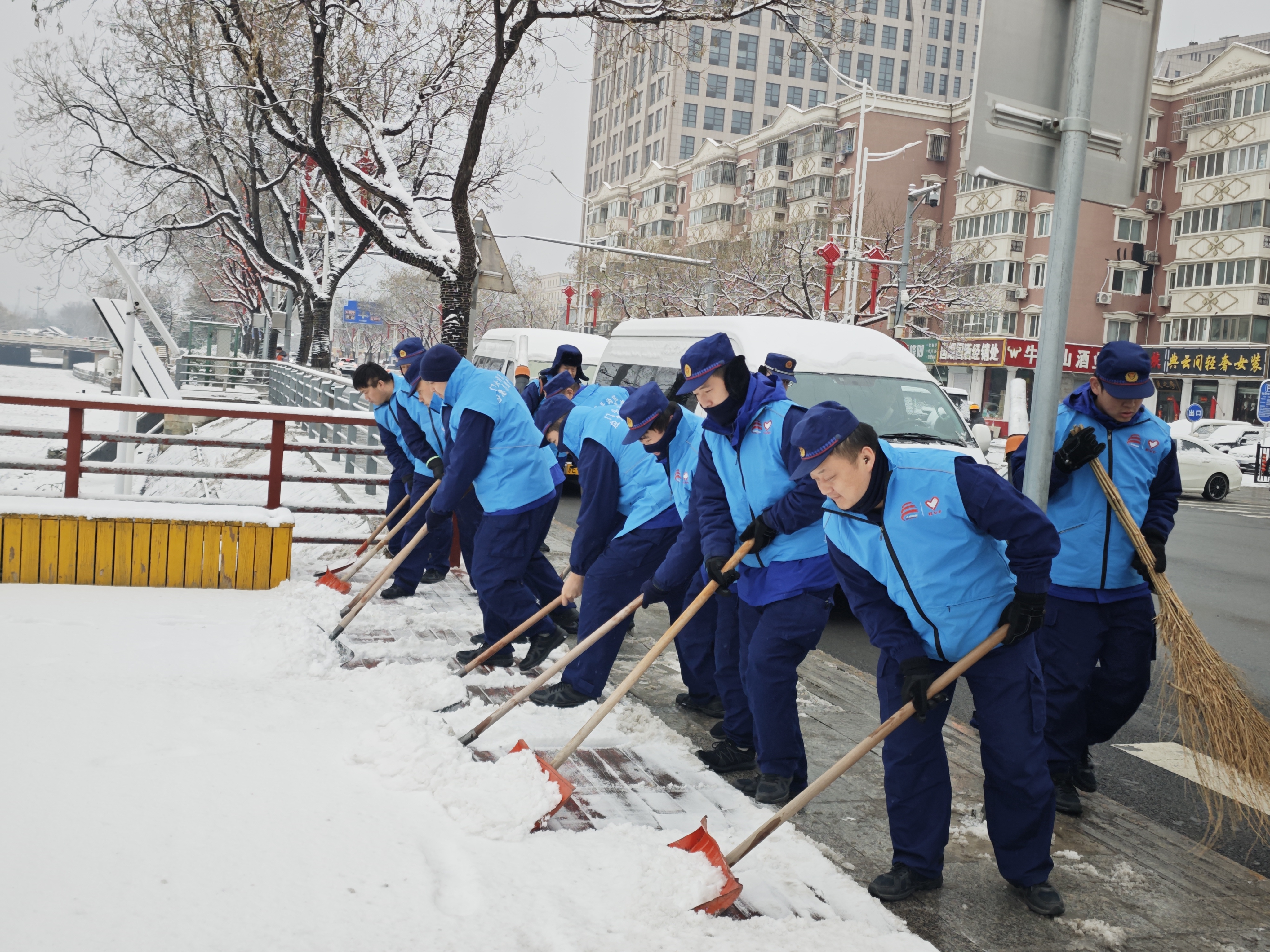 闻雪而动 积极应对降雪天气 保障市民出行安全