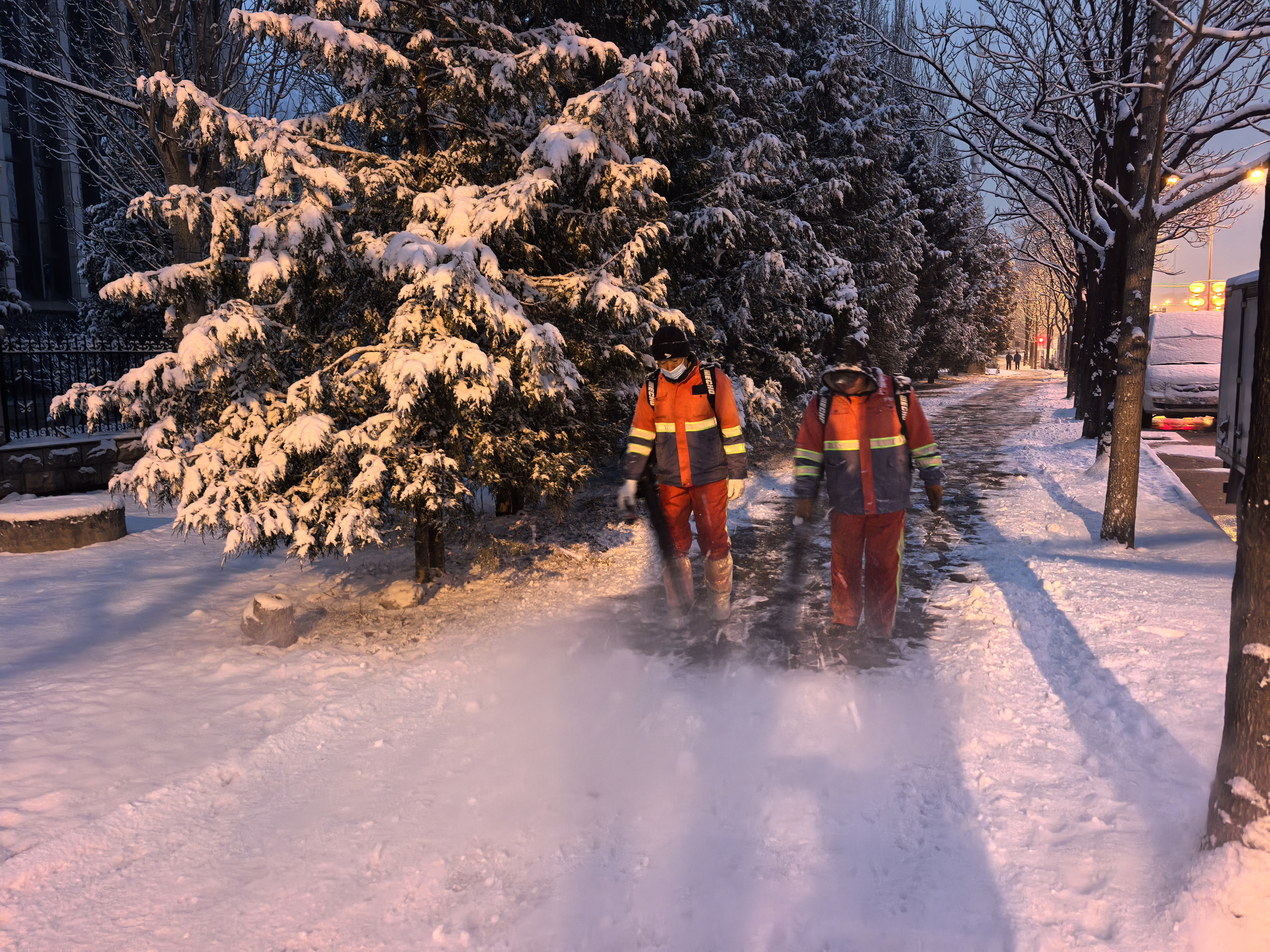 闻雪而动 积极应对降雪天气 保障市民出行安全