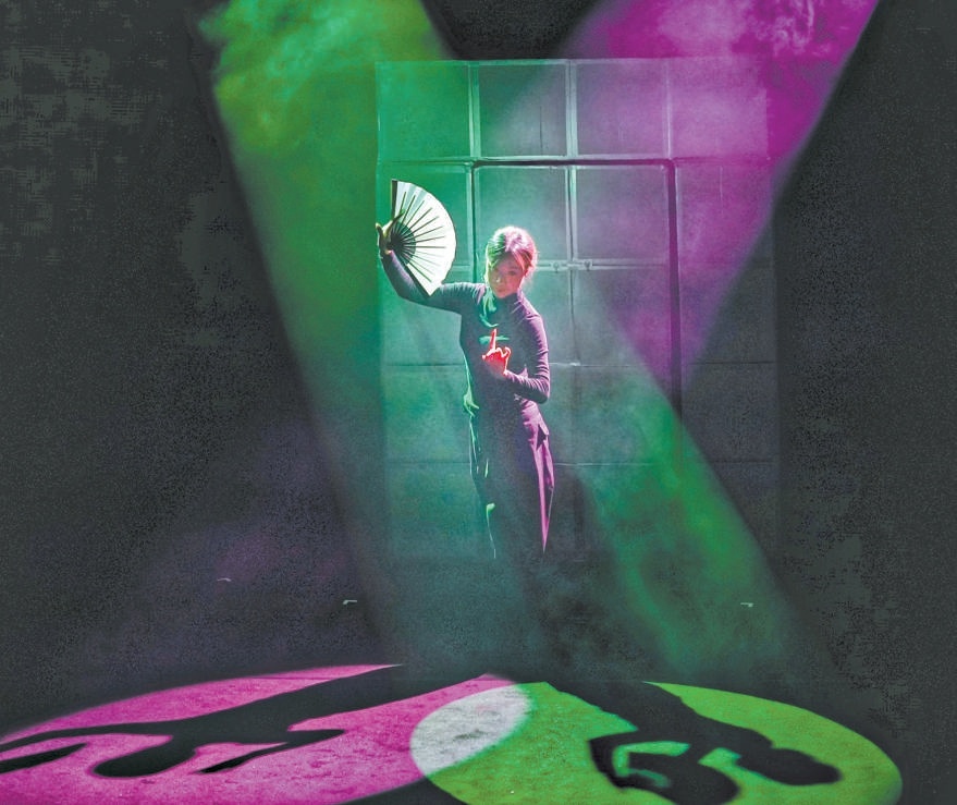 鼓楼西剧场上演的《她的XY轴》，讲述女性在生命沉浮中如何开出自己的花。