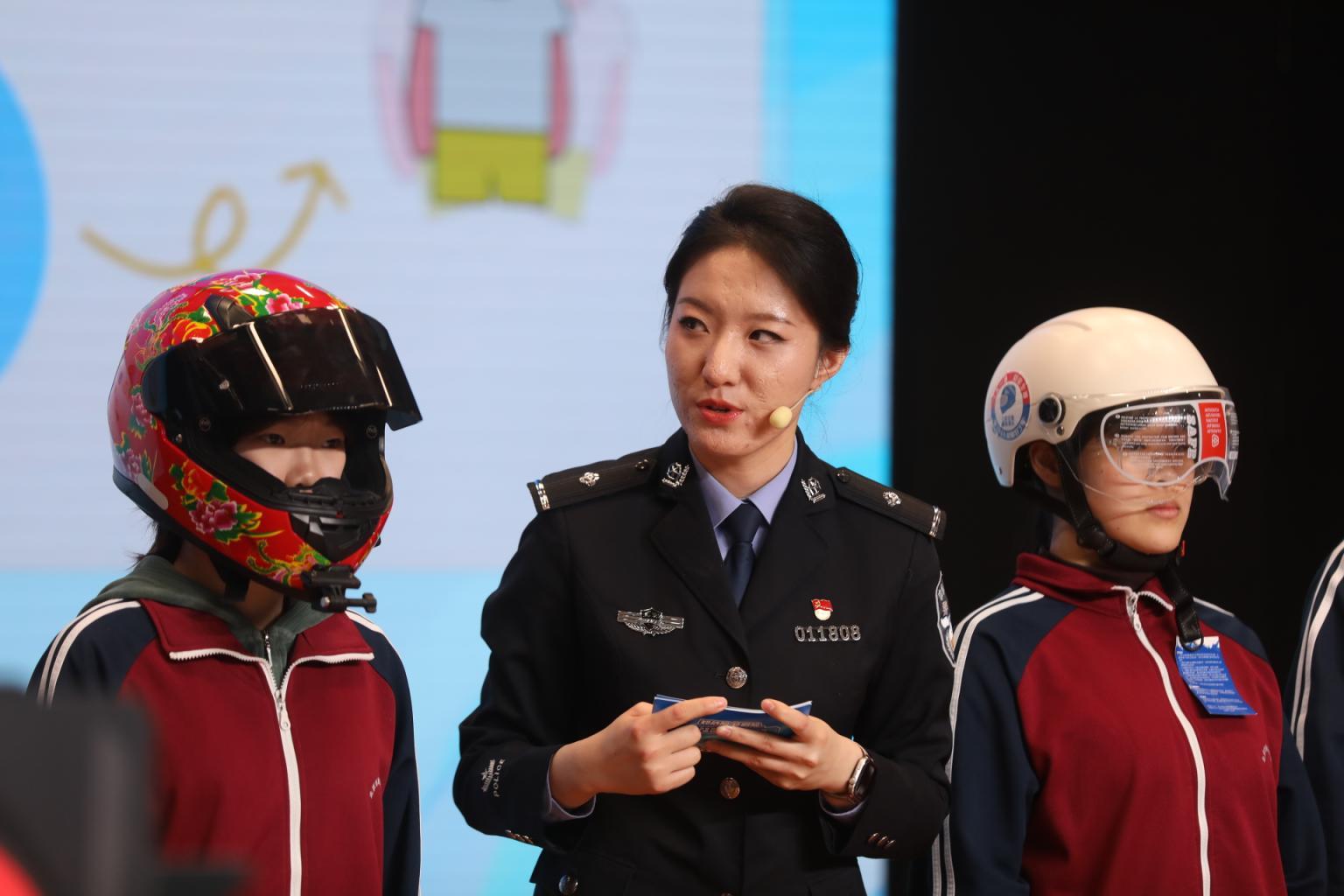 3月9日下午，一堂形式多样、内容新颖的校园交通安全“开学第一课”在西城区职业学校开课。