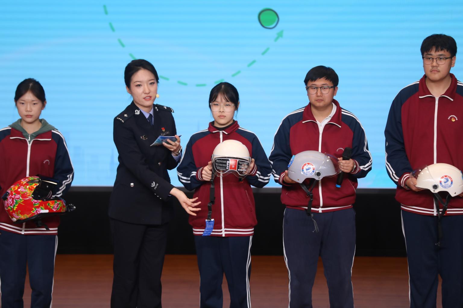 3月9日下午，一堂形式多样、内容新颖的校园交通安全“开学第一课”在西城区职业学校开课。