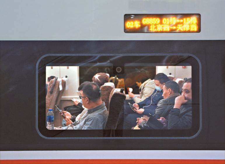 京津冀环线高铁G8859次列车准点驶出北京西站。