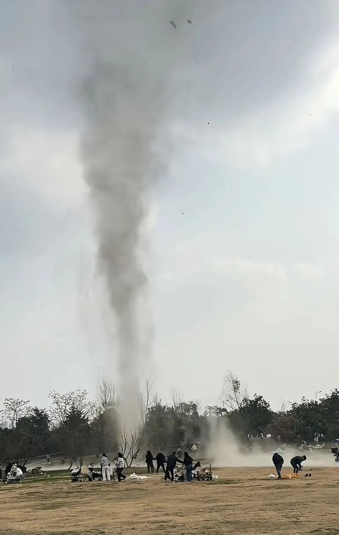 露营装备被卷上天!有种自然气象叫“尘卷风”丨防灾减灾小课堂 露营装备被卷上天!有种自然气象叫“尘卷风”丨防灾减灾小课堂