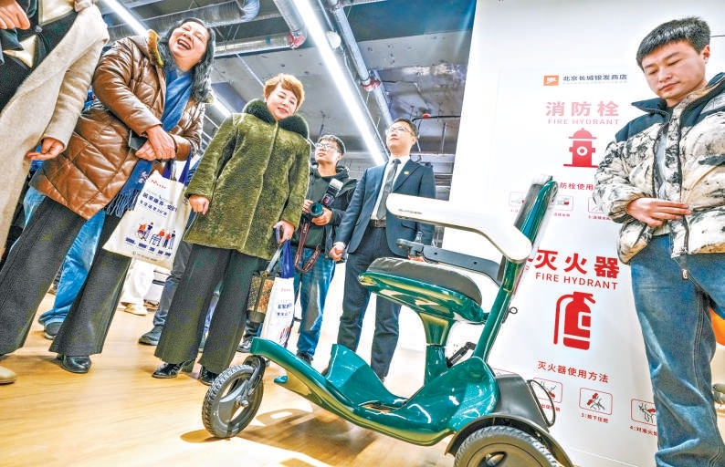 北京长城银发商店辅具区展示的电动轮椅。