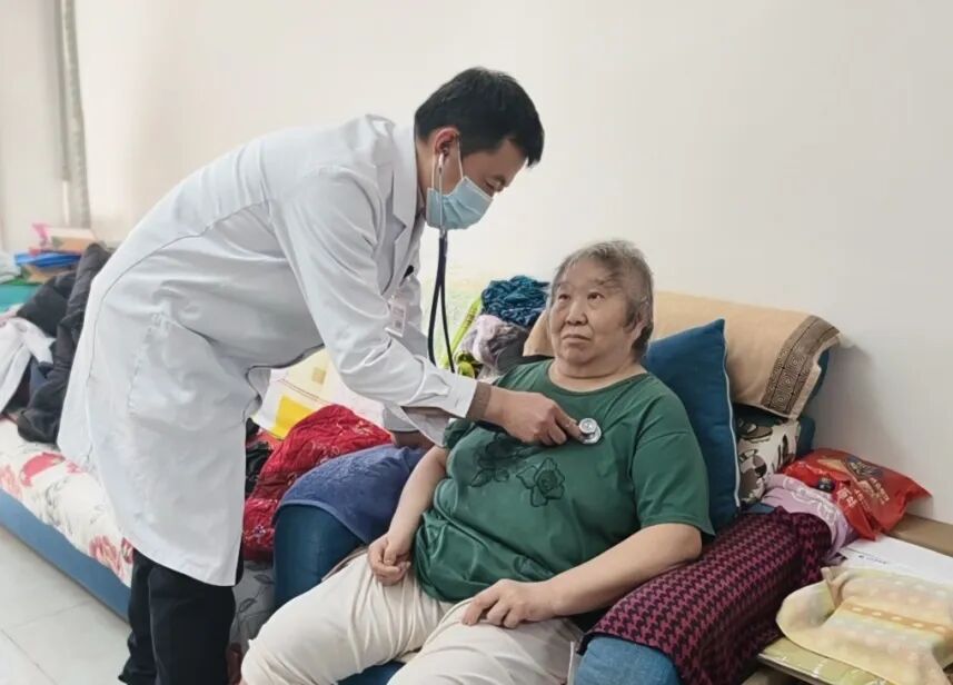 不用老人跑，医护上门到，石景山这个社区探索失能老人“家+医”新模式