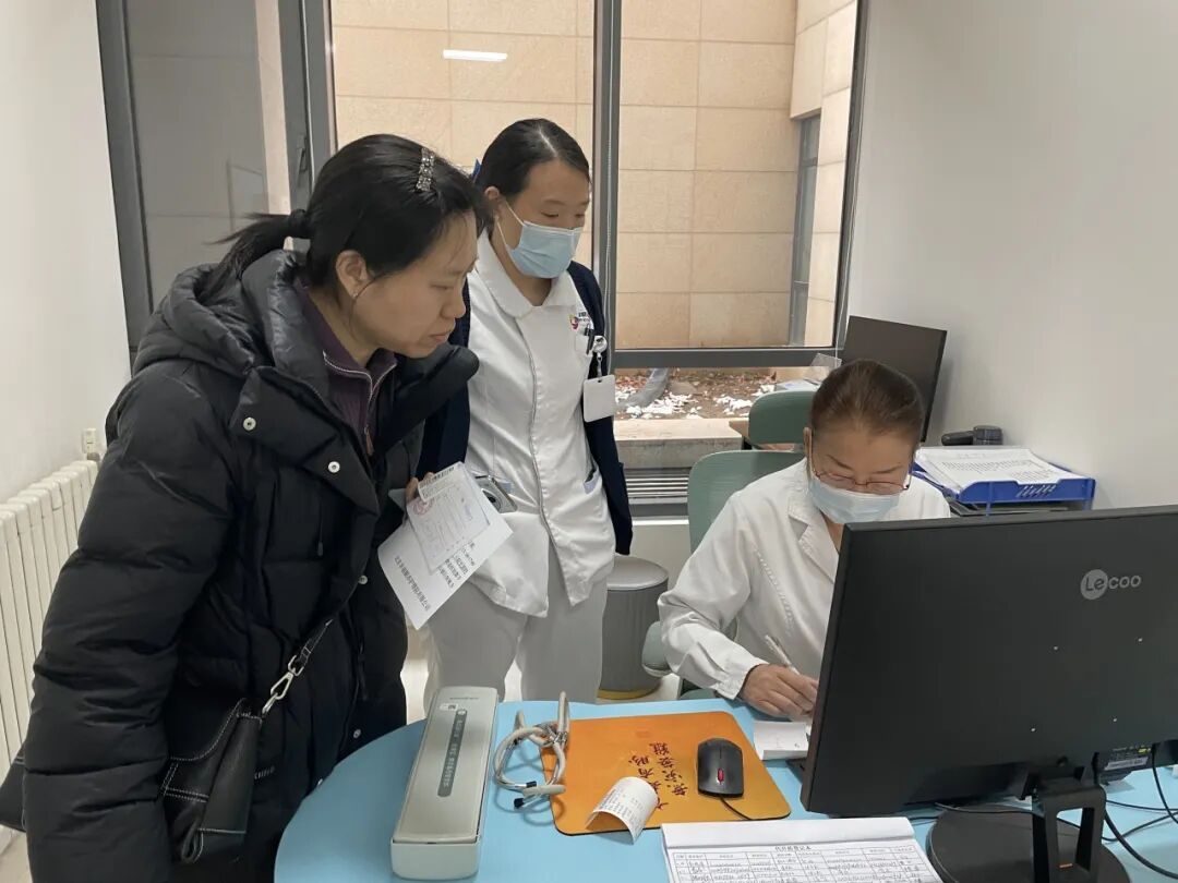 不用老人跑，医护上门到，石景山这个社区探索失能老人“家+医”新模式